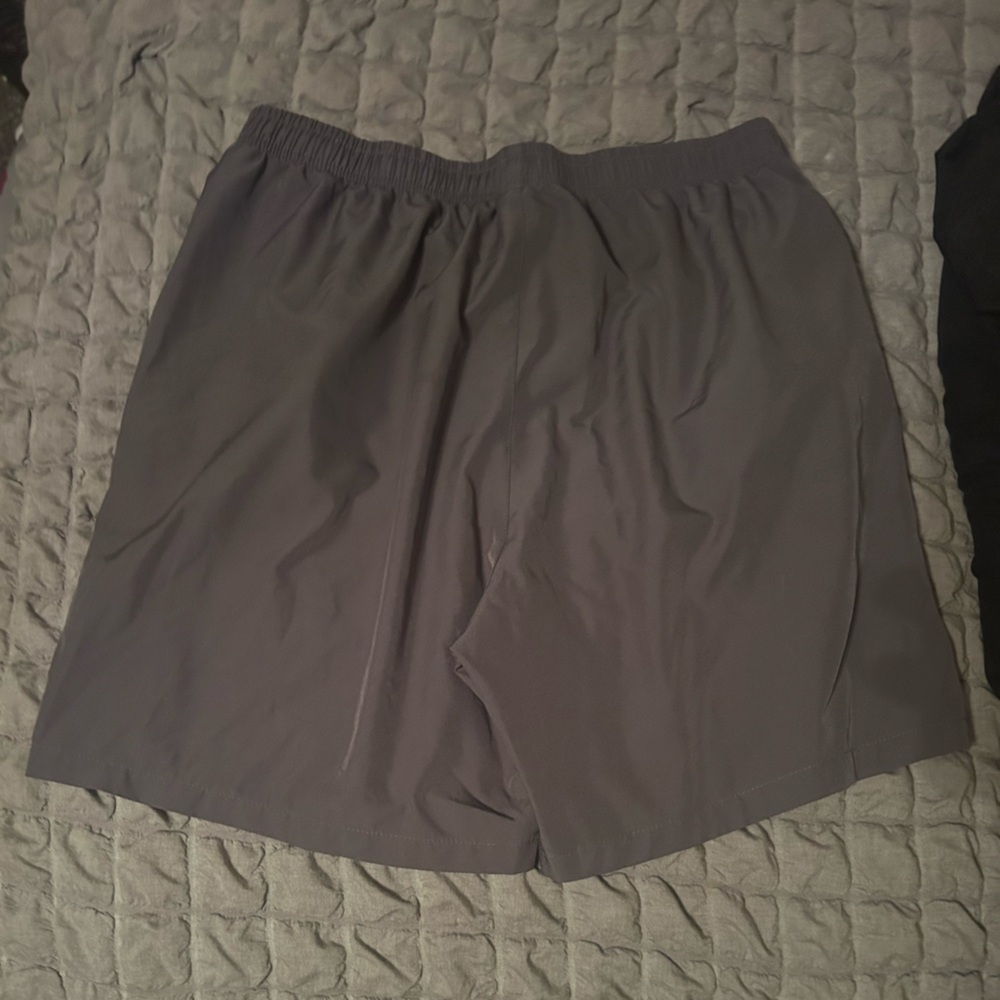 Grey gym shorts - Picture 3 of 3